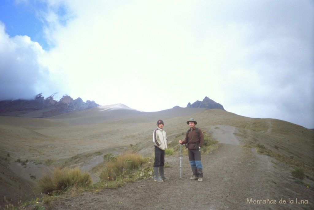Joaquín y Julio en las laderas volcánicas del Cotopaxi, detrás se asoma Morurco, y a la izquierda los glaciares del Cotopaxi